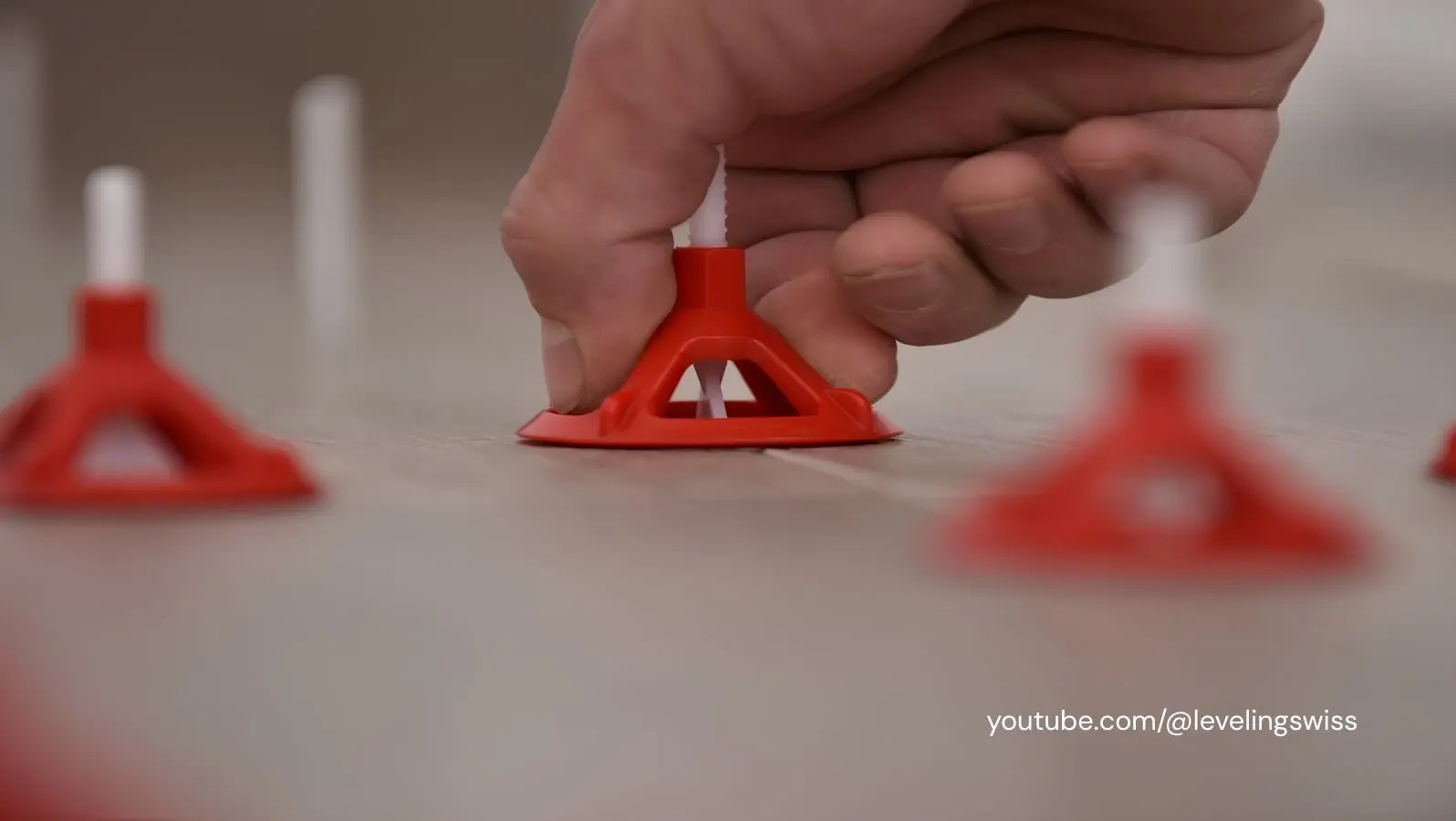 Charger la vidéo : Découvrez étape par étape comment utiliser le système de nivellement pour carrelage LEVELING SWISS et comment les cales filetées et les capuchons de serrage permettent d’obtenir une pose précise, parfaitement nivelée et professionnelle.